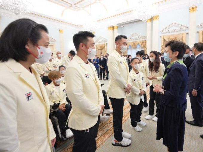 林郑月娥在授旗典礼上与代表团成员交谈。政府新闻处