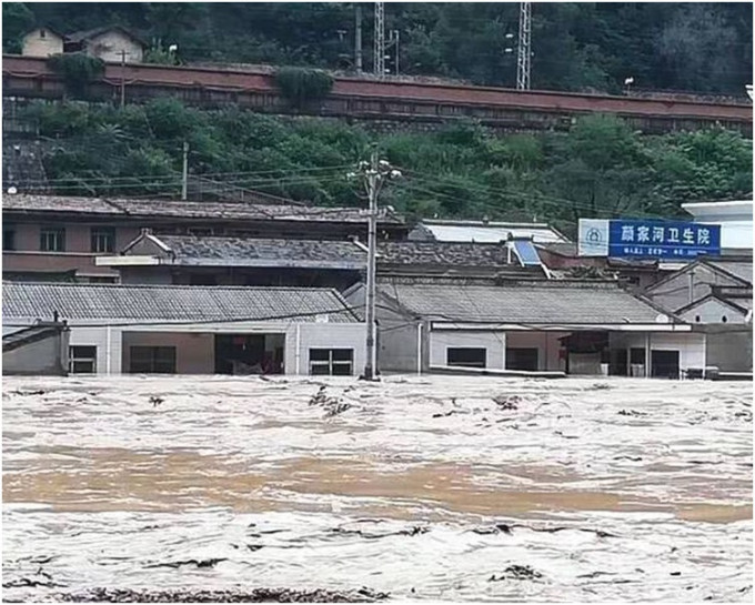 宝鸡西山地区部分村镇受灾严重。