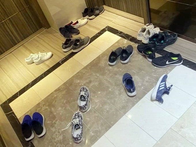 鄰居擺放多達12對鞋於走廊。香港人點買樓FB圖片