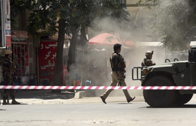 阿富汗軍警與兇徒駁火近4小時。AP圖片