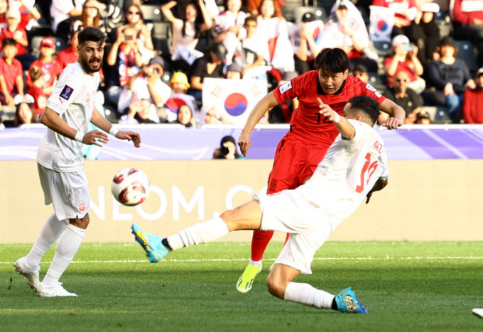 效力巴黎圣日耳门的南韩翼锋李康仁(红衫)上仗梅开二度。资料图片