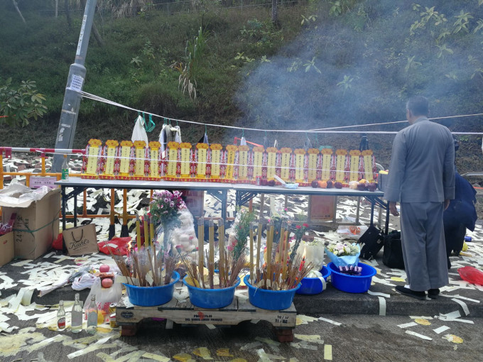 昨天的路祭多出一个灵牌。资料图片