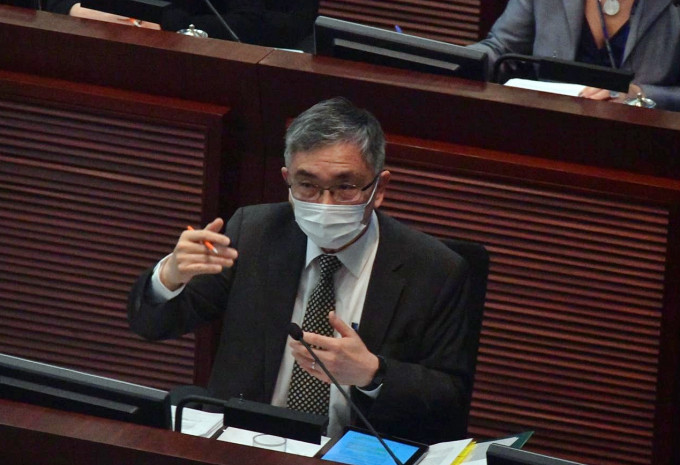立法會財務委員會召開特別會議，劉怡翔回應滙控取消派息。