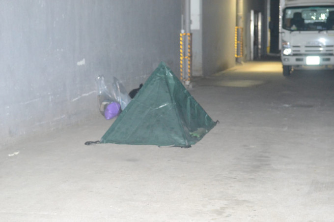警用帐篷遮盖尸体。