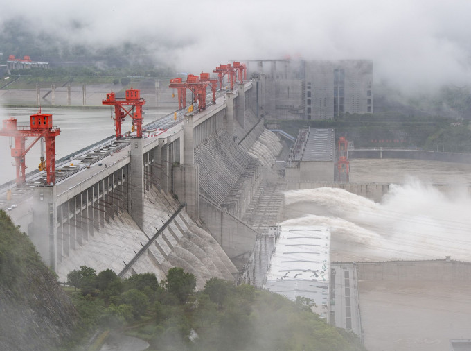 三峡枢纽今年首次泄洪。新华社图片