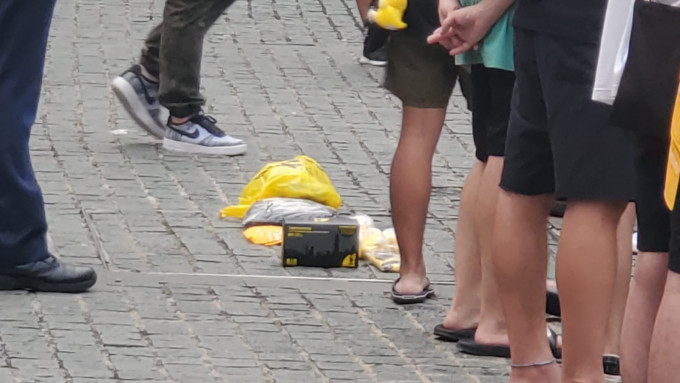 被截查的年轻人袋中，有多个黄色口罩及黄色胶袋。