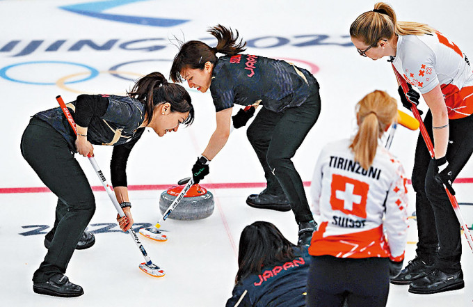 日本女子冰壺隊準決賽挫瑞士，殺入決賽。