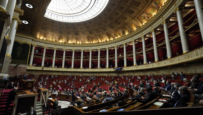 法国国会通过疫苗通行证法案。AP图片