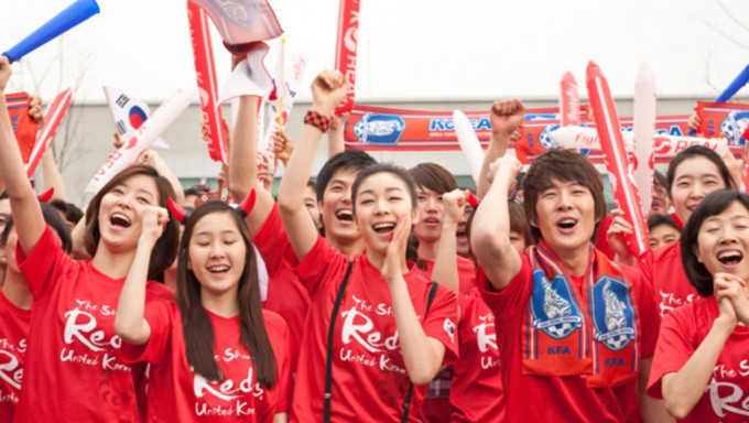 韓國花滑女王金妍兒(中)亦曾參與街頭助威活動。網上圖片