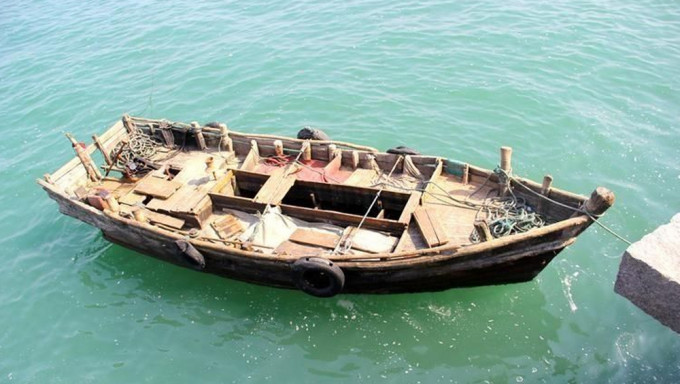 河北籍渔船在辽宁海域翻侧。资料图片
