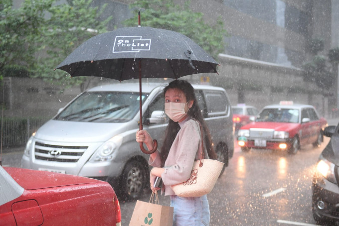 大雨持续，市民出行不方便。