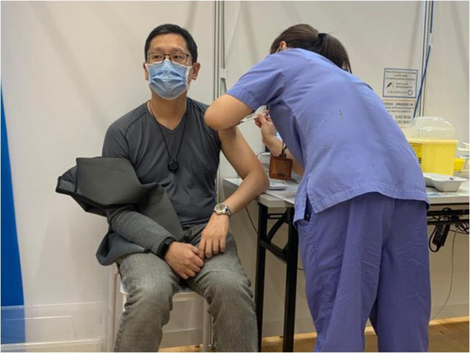 黃傑龍與父親前往接種復必泰疫苗。黃傑龍facebook圖片