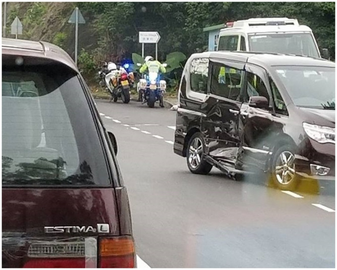 七人车右边车身被撞凹。图:网民Yuen Cheung‎