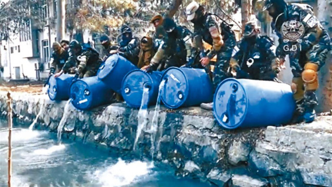 阿富汗一组情报人员将查获的三千公升酒，倒入喀布尔的运河。