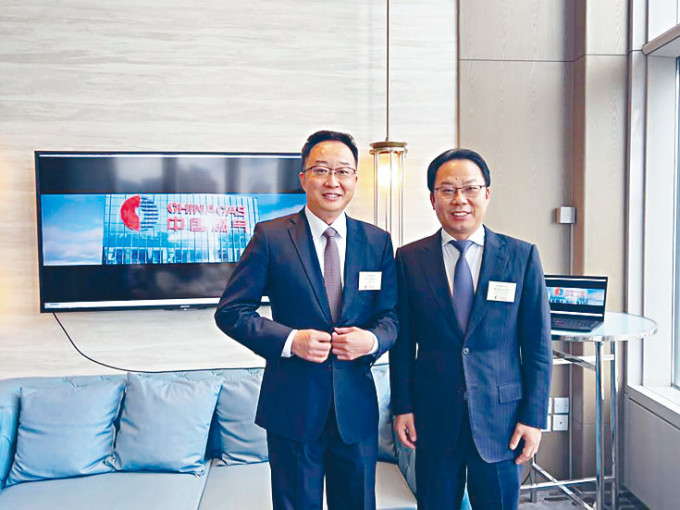 （左起）中国燃气副总裁李云涛、执行董事及常务副总裁朱伟伟。