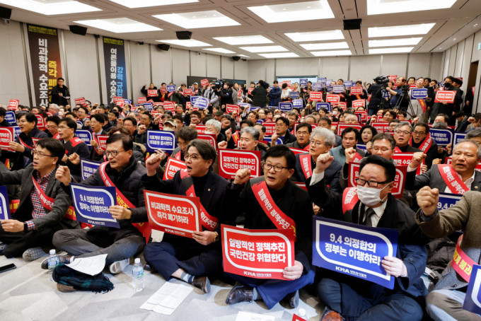 南韓醫生集體辭職及罷工浪潮踏入第7天，仍未有解決跡象。路透社