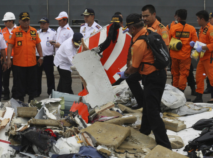 当局过去两日只是在海面找到客机碎片、大量手提包、皮夹、手机、文件包等私人物品和救生衣等机上物品。AP