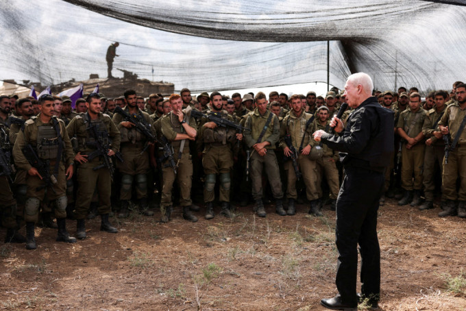 以色列國防部長加蘭特告訴集結在加沙邊境的部隊，稱他們很快就會「從內部」看到加沙，意味地面戰一觸即發。路透社