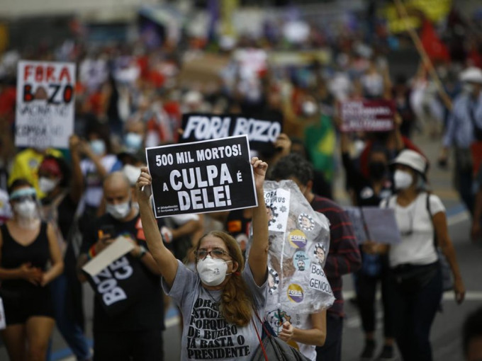 巴西市民不满政府轻视疫情，要求总统下台。美联社图片