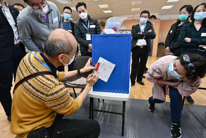 选举事务处向人员讲解开放投票站前的预备工作。政府新闻处图片