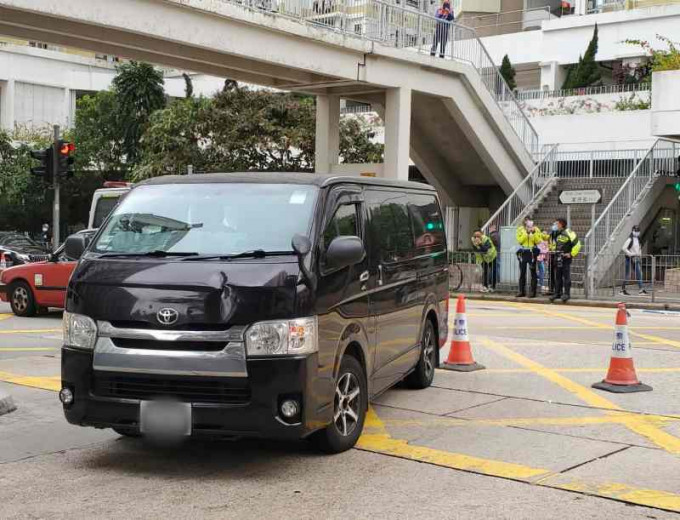 肇事客貨車停在路中。