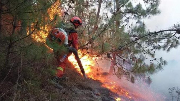 云南玉溪山火连烧多天仍在蔓延，消防正努力扑火。