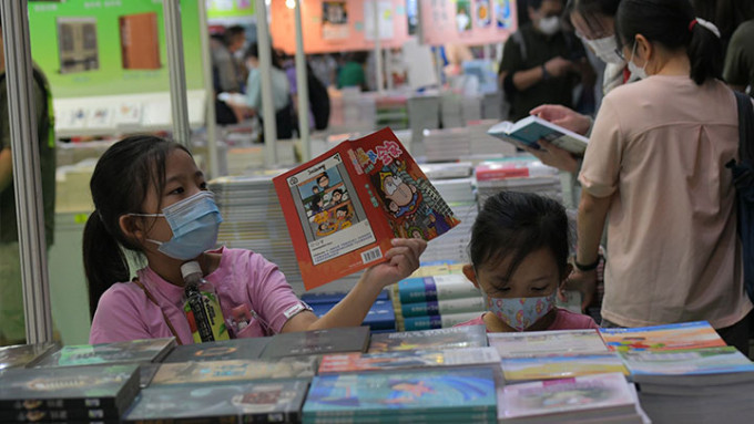 有家長預算花千多元為子女購買教科書及兒童圖書等。