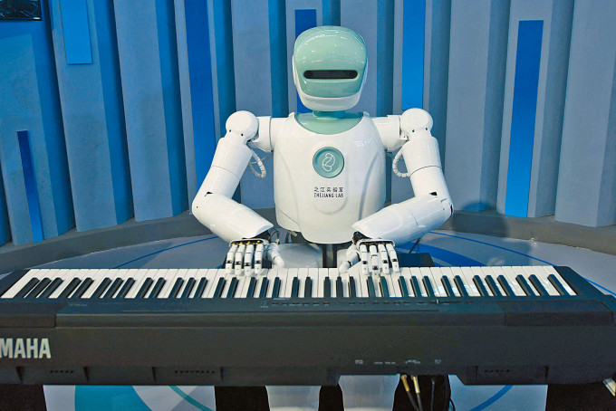 ■上月在杭州舉行的人工智能大會上，一個機械人在彈奏鋼琴。