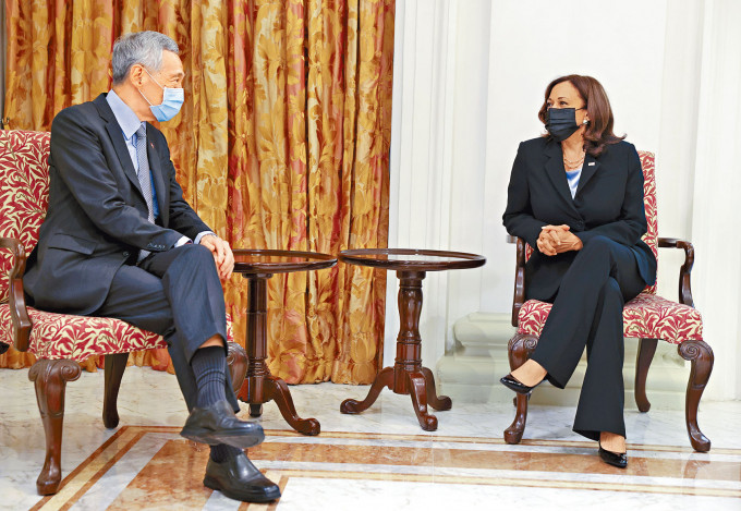 李显龙昨日与到访的美国副总统贺锦丽会谈。　
