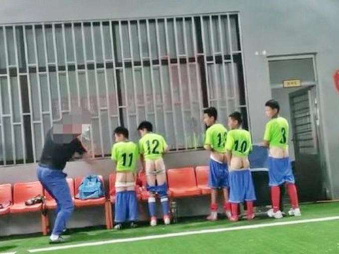 网民揭大连一间足球学校涉嫌虐儿。网图