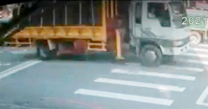 李义祥当天上午8时09分，被路边镜头拍下他开著载满轮胎的工程车前往工地。影片截图
