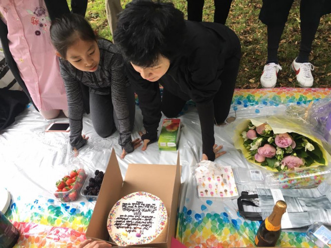 吴君如收生日蛋糕。