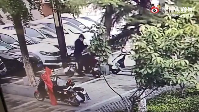 男子在安徽宿州一個廣場偷走電動單車。微博圖片