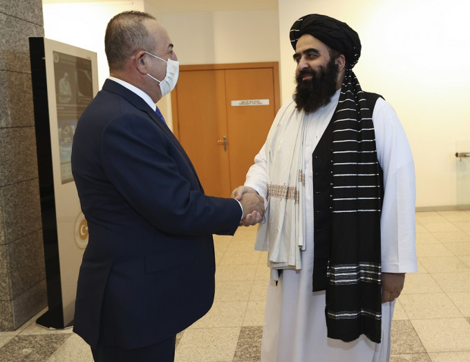 阿富汗塔利班政府代理外交部長穆塔奇（Amir Khan Muttaqi）與土耳其外長卡夫索格魯（Mevlut Cavusoglu）進行會談。AP圖片