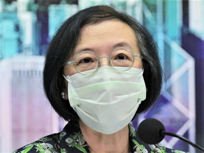 食物及卫生局局长陈肇始被发现于记者会上戴错口罩。
