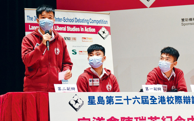 第二副辩张天诺（左）于整场比赛妙语连珠，凭着亮眼的表现，获颁「最佳辩论员」奖。