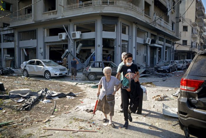 大爆炸后建筑物被毁,市民急急撤离。（©UNICEF/UNI356240/Baz/AFP）