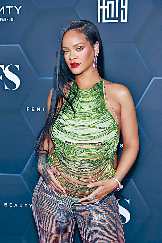 Rihanna以34岁之龄成为最年轻的十亿美元富翁。