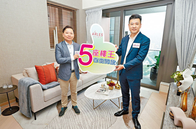 中洲置业杨聪永（右）表示，星凯．堤岸将于24小时内更新价单。旁为符锡龙。