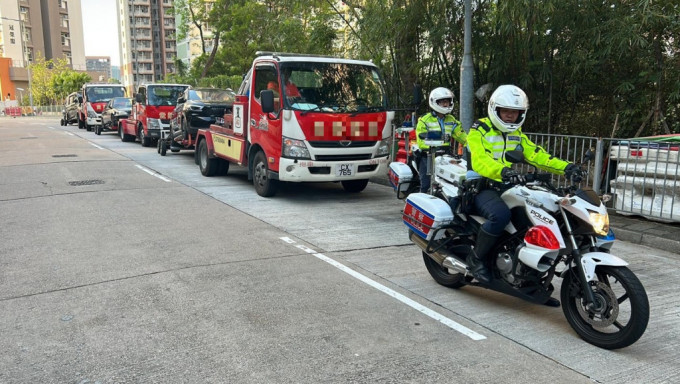 警巡九龙城交通黑点拖走13车 检控不守法过路行人