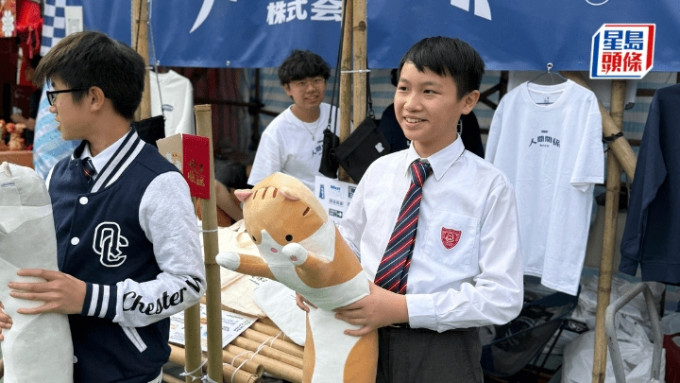 维园年宵昨日开锣，传统名校皇仁书院的学生及旧生亦于维园摆设摊档。