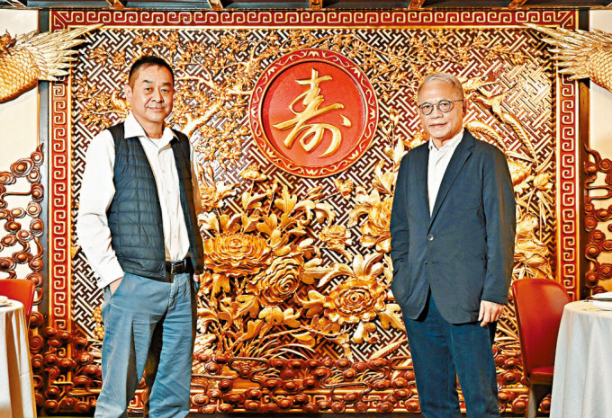 發起「射鵰英雄宴」的于常海教授（左）與鏞記酒家董事總經理甘琨禮合照。