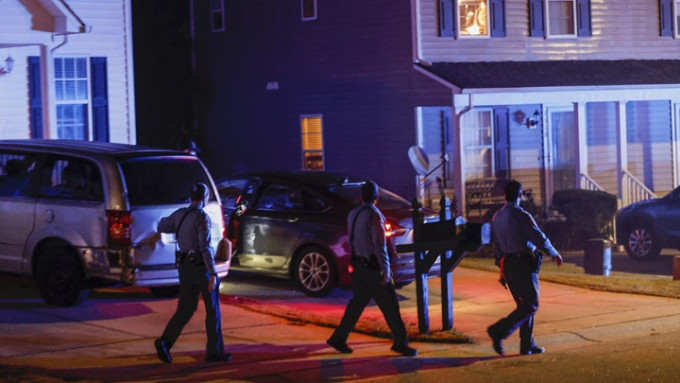美国北卡罗来纳州罗利市爆发导致5死枪击案，警员入夜后仍在社区逐家逐户搜查。AP图片