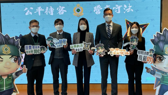 海關蔣依莉（中）、雷毅權（左二）、張文斌（左一）、靳子謙（右二）及黎曉琳（右一）表示，海關會致力維護香港「購物天堂」的美譽。 解青羽攝