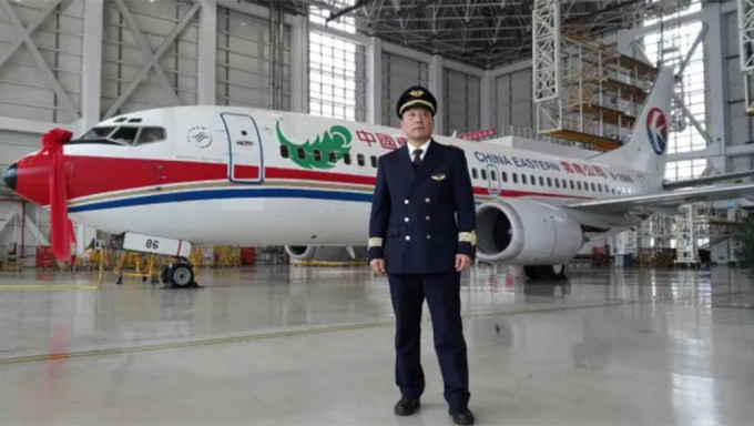 MU5735副机长张正平是民航局功勋机师，安全飞行时间已超3万小时。