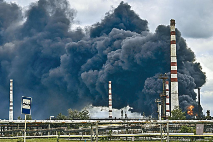 乌东顿巴斯地区一座炼油厂周日被俄军炮火击中。