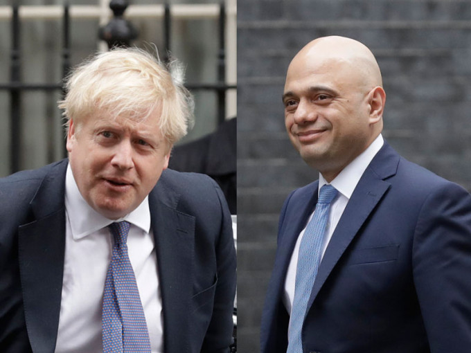 英國首相約翰遜（左）周四進行英國脫歐後的首次內閣大改組，財政大臣賈偉德（右）卻突然辭職。AP