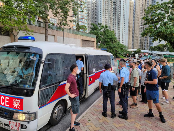 警方黄大仙打击街头聚赌，行动中拘捕12名长者。 警方提供