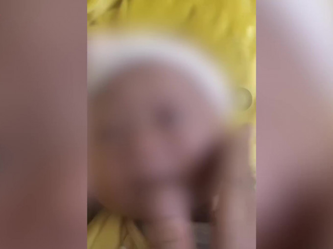 湖南汉育儿群组上传掌掴婴儿影片，警方表示是亲父所为。（网图）