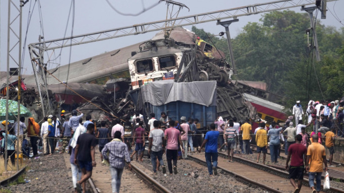 印度日前發生數十年來最嚴重火車事故，釀成最少288人死亡。美聯社